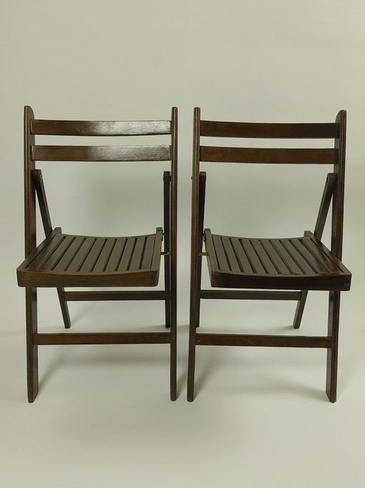 2 sillas plegables de madera de mediados de siglo