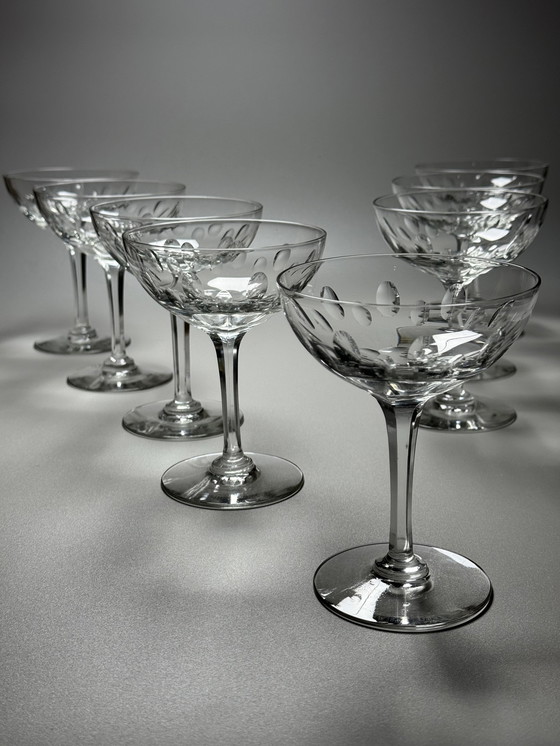 Image 1 of Set van 8 Art Deco champagnecoupéglazen (jaren 1920-1930) – halfkristal, handgegraveerd
