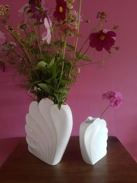 Conjunto Único de Jarrones Decorativos de Porcelana Blanca con Forma de Concha Mid-Century, Set Revival Art (photo 6 of 15)