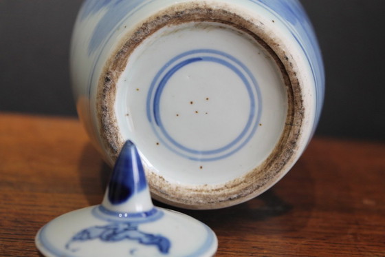 Image 1 of Antico vaso cinese con coperchio blu e bianco raffigurante Quilin
