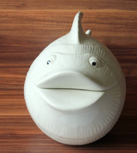 Image 1 of Sopera grande de cerámica blanca en forma de pez con tapa