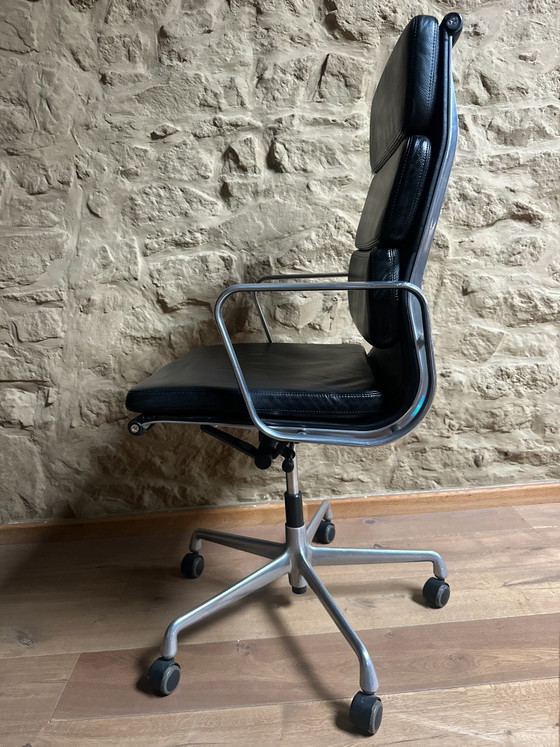 Sedia Vitra Eames Soft Pad in pelle nera (EA219) Prodotta in Norvegia, Sedie da ufficio, Alluminio, Nero (foto 3 di 8)