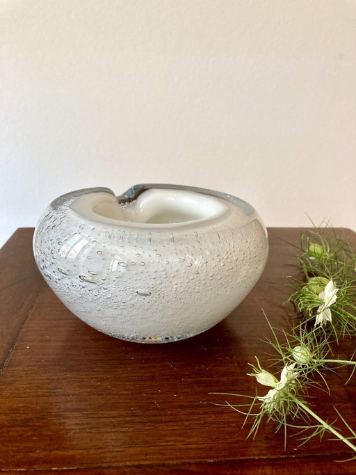 Asbak van een combinatie van bubbelglas en mat glas, in Murano-stijl.