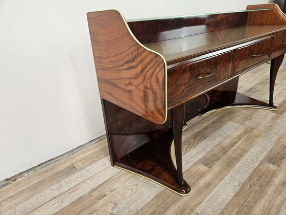 Image 1 of Tocador de madera de raíz con estante doble de cristal.