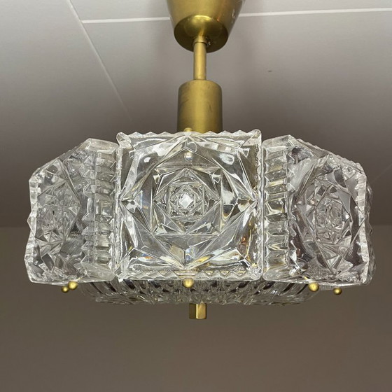 Image 1 of Scandinavisch moderne plafondlamp van messing en kristal – jaren 60 – toegeschreven aan Carl Fagerlund