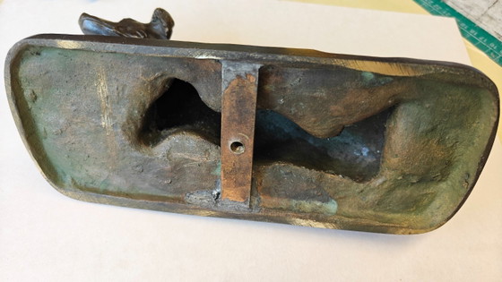 Perro tumbado. Escultura en latón fundido. – Brass, Wood (photo 9 of 10)