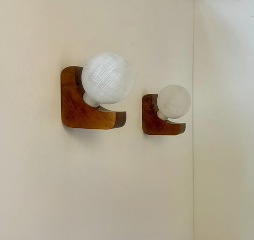 Coppia di applique vintage, legno e vetro opalino, Francia, 1970