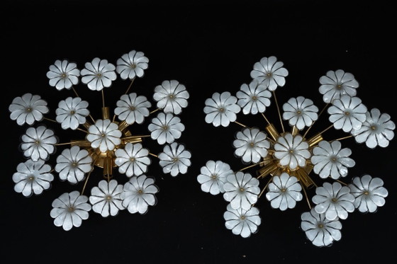 Image 1 of Paar weiße Murano-Deckenleuchten in Blumenform. Italien, 1980er Jahre.