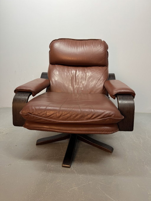 Sillón giratorio Leolux de cuero coñac con estructura de madera contrachapada, Países Bajos, década de 1970