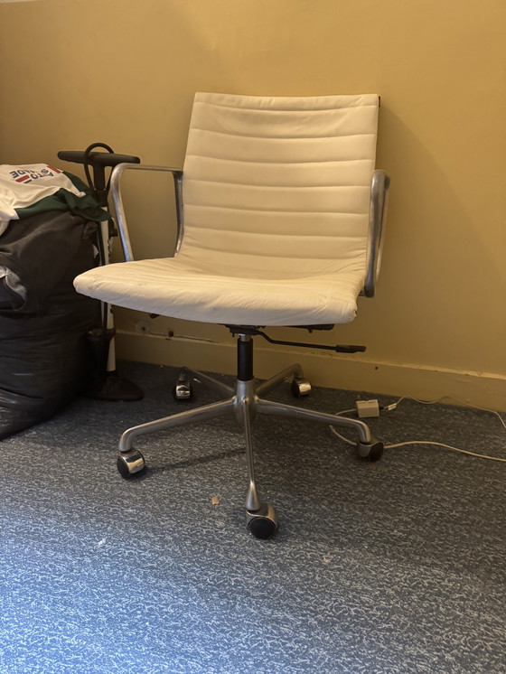 Image 1 of Sedia da ufficio Eames ICF in pelle bianca originale