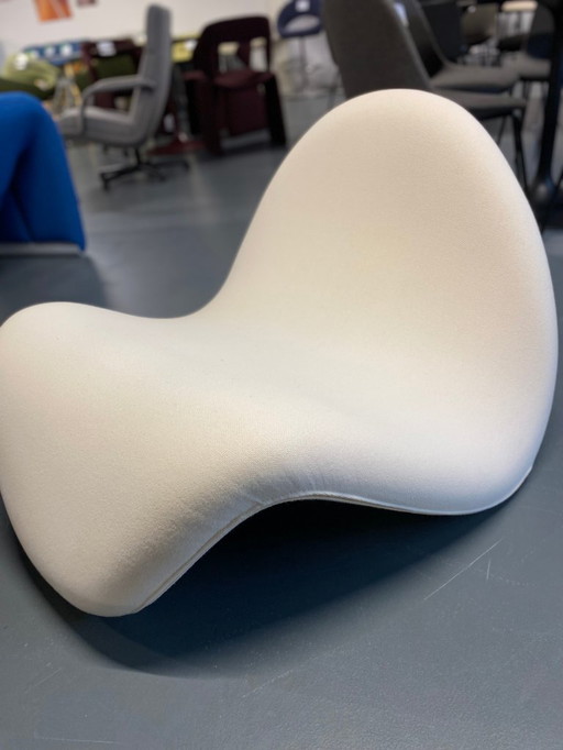 Artifort Tongue armchair