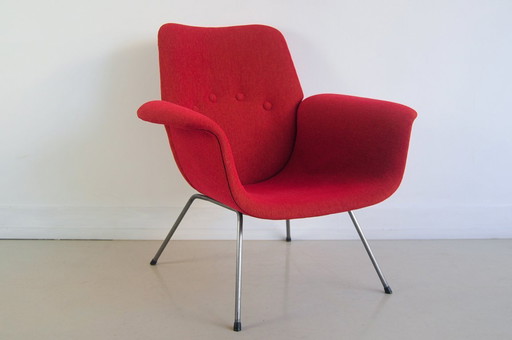 poltrona rossa con gambe in metallo