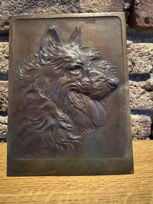 Bronzen plaquette van een hondenkop (door H. Thierer)