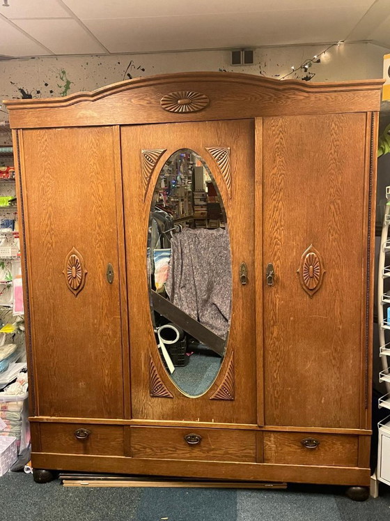 Image 1 of Armario antiguo con 3 puertas, cajones y espejo.