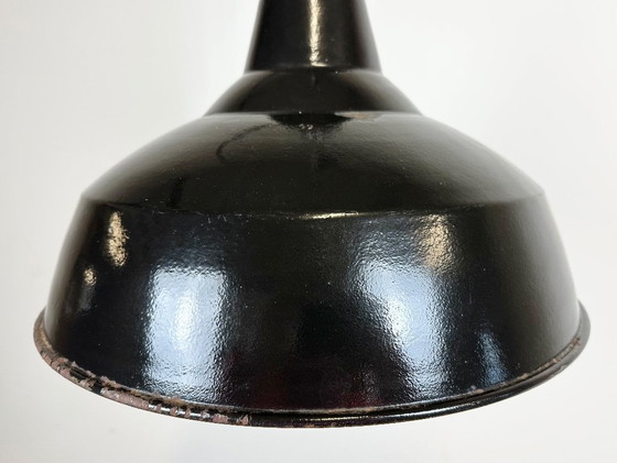 Image 1 of Industriële zwarte geëmailleerde fabriekslamp met gietijzeren bovenkant, jaren 50