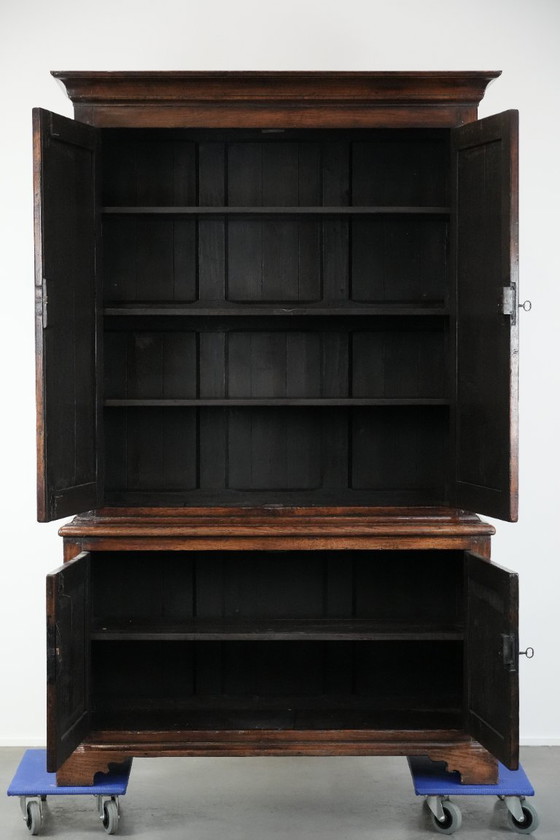 Image 1 of Großer, imposanter antiker englischer Eichenbuffetschrank aus dem 18. Jahrhundert mit funktionierenden Schlössern.