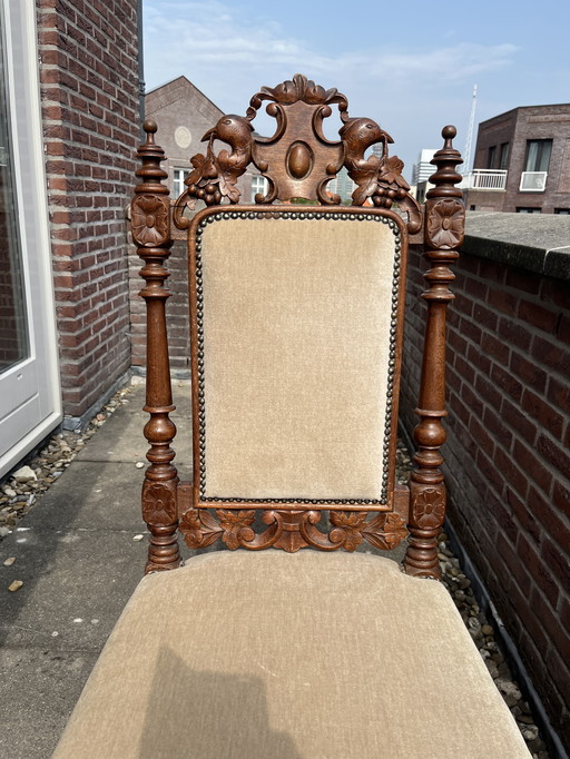 Antieke houten stoel recent bekleed 