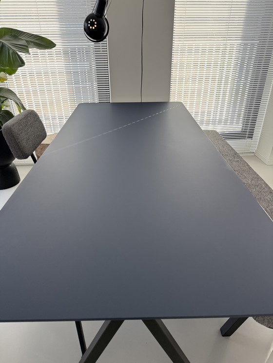 Image 1 of Studio HENK mesa de comedor de diseño - HPL Blu Fes + sillas Kvadrat