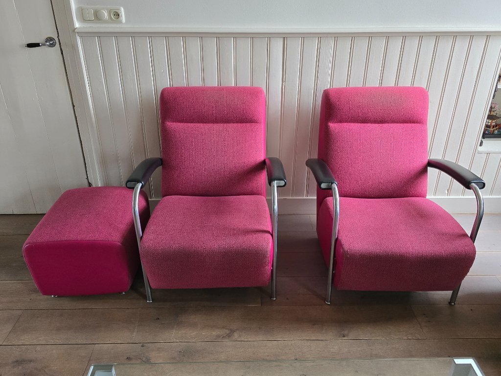 2 leolux stoelen, Scylla, hoog en een poef. Scylla 965-101, fauteuil hoog Zit/rug: Macaron kl. 640 Roseo Zijkant: Senso kl. 5560