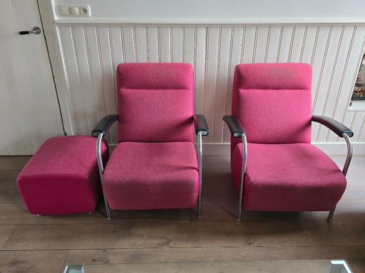 2 leolux stoelen, Scylla, hoog en een poef. Scylla 965-101, fauteuil hoog Zit/rug: Macaron kl. 640 Roseo Zijkant: Senso kl. 5560