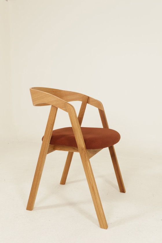Image 1 of Moderne set van 6 eetkamerstoelen van natuurlijk eikenhout met terracotta bekleding.
