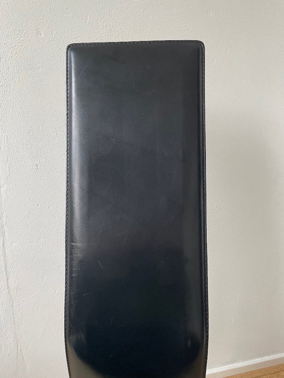 Image 1 of Een paar vintage zwarte leren Italiaanse design eetkamerstoelen (Fasem S44)