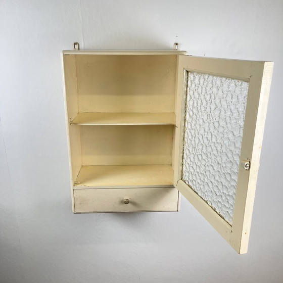 Image 1 of Antieke crèmekleurige medicijnkast, 20e eeuw