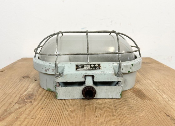 Image 1 of Applique industriale in alluminio pressofuso con vetro opalino di Elektrosvit, anni '70