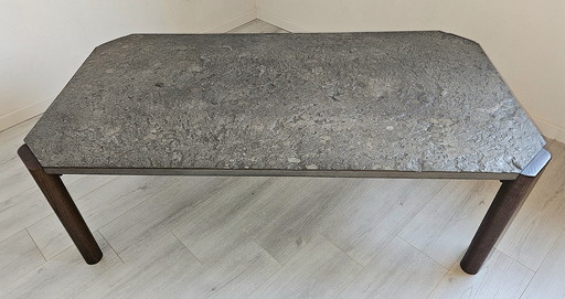 Design salontafels uit de jaren 70 met fossielen.