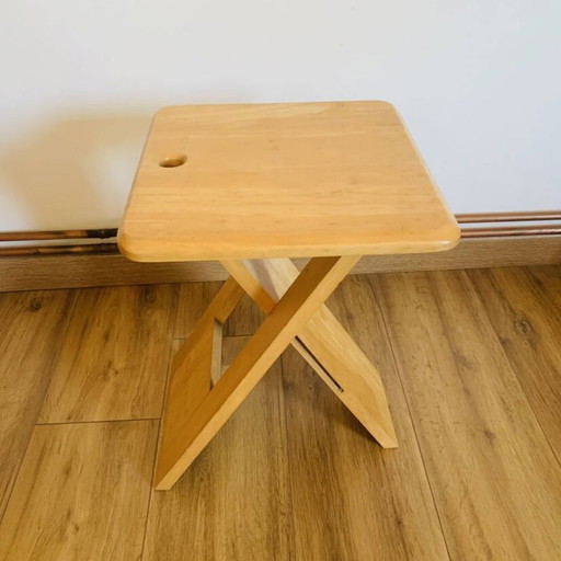 Taburete plegable de pino macizo de Adrian Reed.