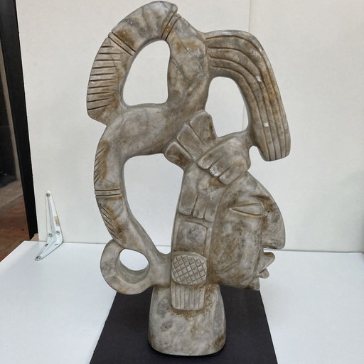 Tête en pierre sculptée style précolombien travail du XX siècle 