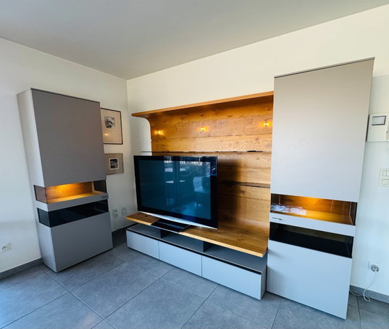 Image 1 of Mobile TV a parete Gwinner in rovere con 2 vetrine e illuminazione integrata.