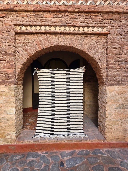 Tappeto Kilim marocchino a trama piatta a righe bianche e nere 150 x 100 cm