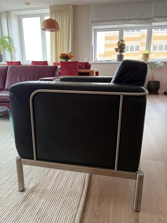 Fauteuil en cuir noir avec cadre couleur argent (photo 6 of 10)
