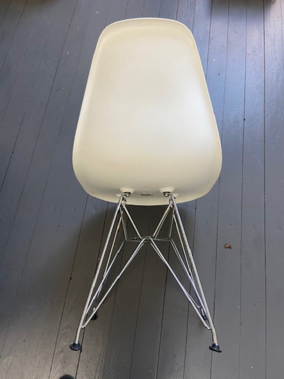 Image 1 of 4 chaises d'appoint en plastique Vitra Eames DSR