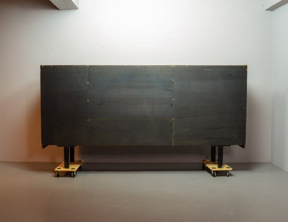 Image 1 of Groot, brutalistisch highboard in De Coene-stijl uit het midden van de 20e eeuw, zwart met rode accenten. België, jaren 60.