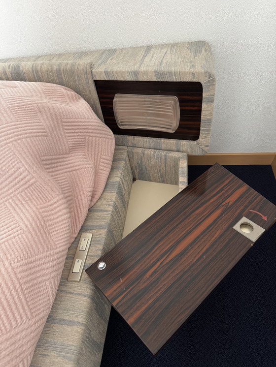 Image 1 of Letto vintage unico con illuminazione integrata degli anni '80