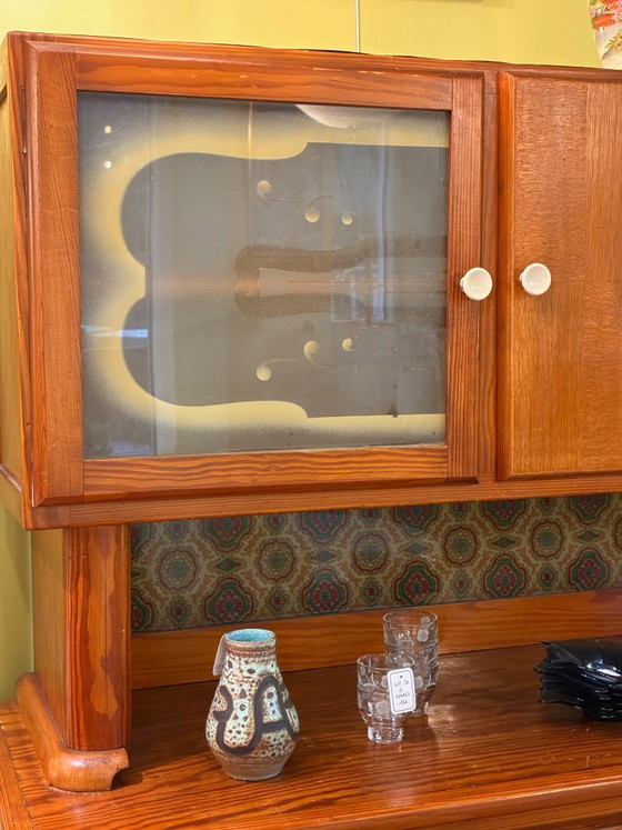 Credenza Doppia Vintage Art Déco / Popolare in Legno Chiaro – Ante in Vetro Inciso e Ampia Capacità (photo 8 of 9)