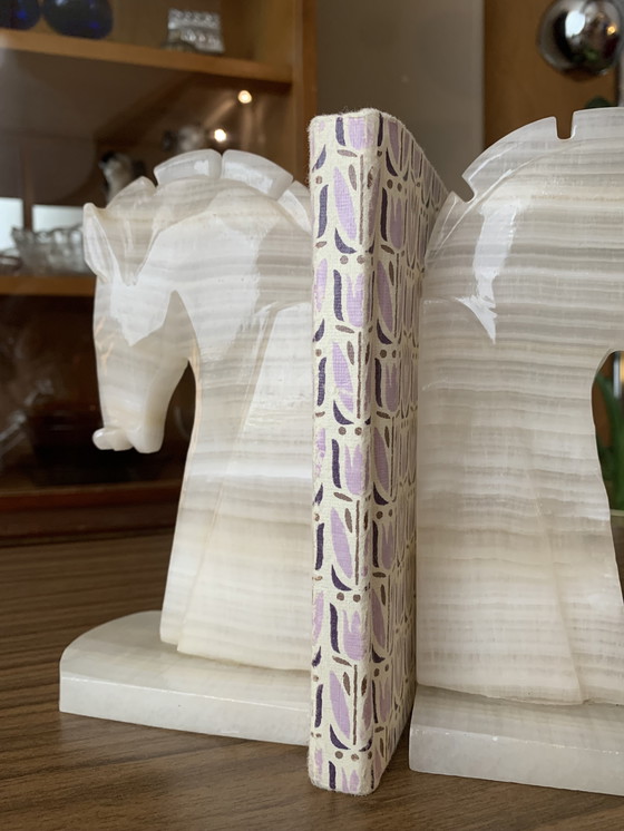 Image 1 of Paar Vintage Witte Onyx Boekensteunen Met Paardenhoofd, 1970