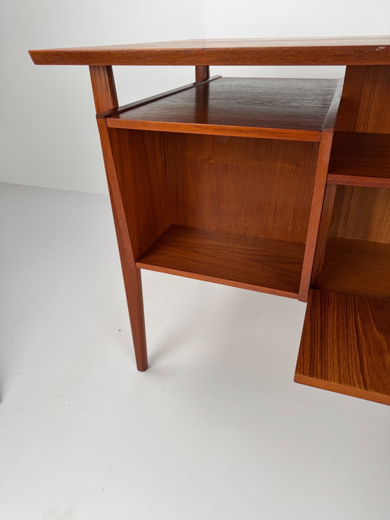 Image 1 of Dänischer Chefschreibtisch aus Teakholz – Eleganter Arbeitsplatz im Stil der Mitte des 20. Jahrhunderts