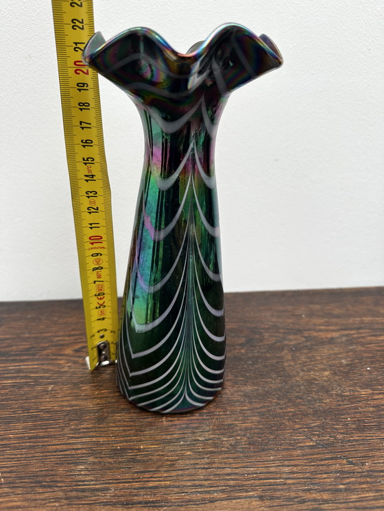 Image 1 of vaas rétro en Verre Irisé à striés et col en volant H P21 cm
