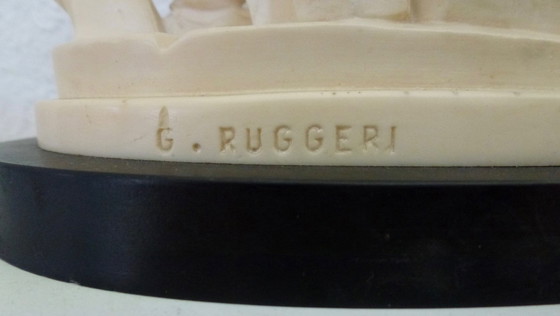 Image 1 of Escultura italiana "Pieta" de Gino Ruggeri sobre mármol.