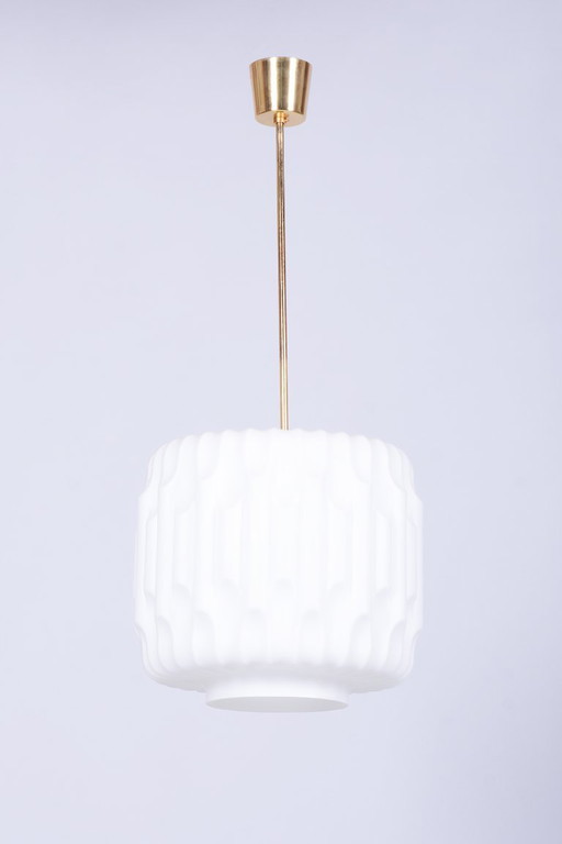 Lustre Mid-Century restauré, laiton, verre opalin, recâblé, tchèque, années 1960