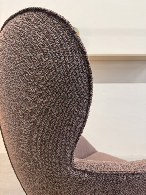 Image 1 of Poltrona girevole Pode Flare con poggiapiedi in tessuto