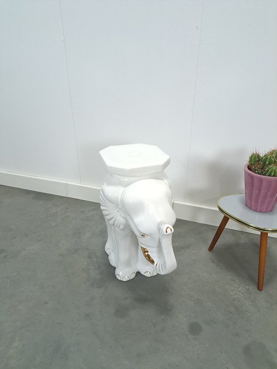 Image 1 of Mesa de planta grande de porcelana blanca y dorada con forma de elefante