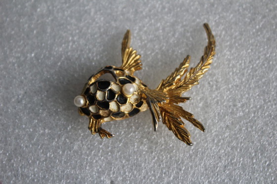 Image 1 of Vintage broche, abstract vismotief, goudkleurig metaal met emaille en parels.