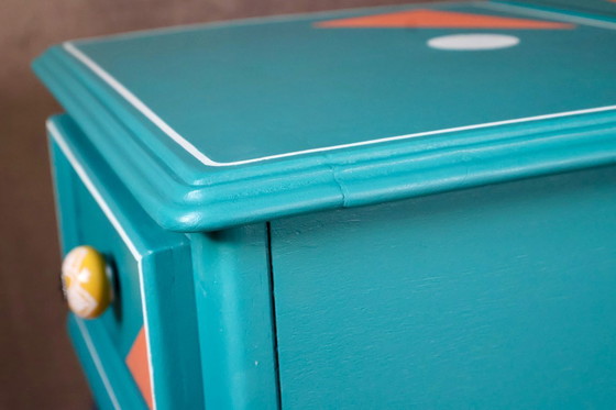 Image 1 of Memphis Twins – comodini postmoderni nei colori verde acqua e arancione toscano.