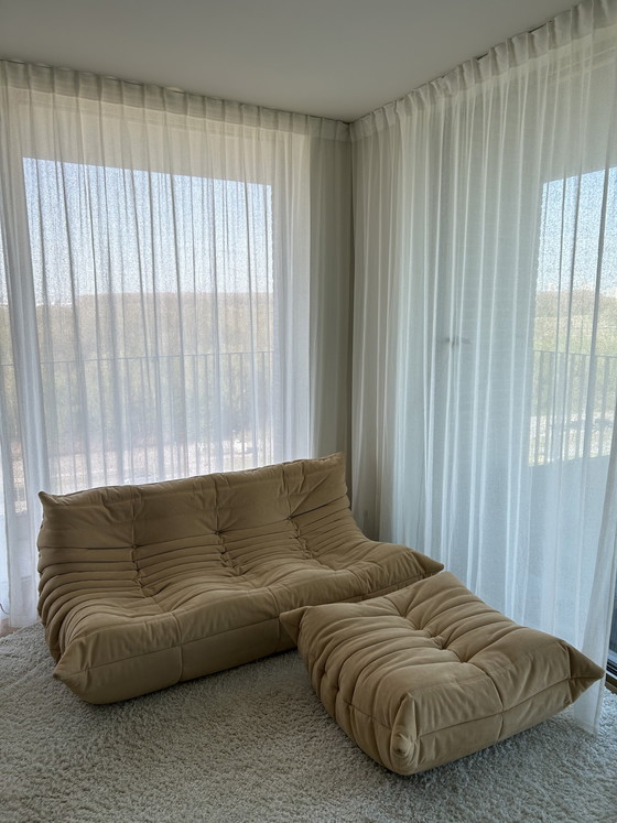 Image 1 of Asiento de 3 plazas, de 1 plaza y otomana Togo Ligne Roset Alcantara Saddle