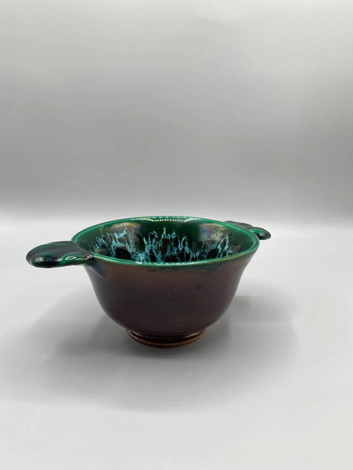 Ciotola con manico in ceramica artistica, smaltata, con decorazione a fiamma verde e marrone, Vallauris – servies