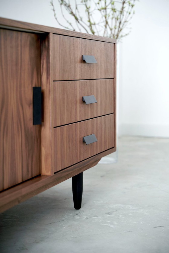 Image 1 of Notenhouten dressoir O-S03 met schuifdeur en 3 laden